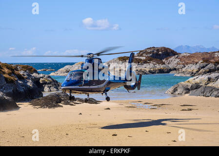 Hélicoptère à l'atterrissage sur la plage de la péninsule d'Ardnamurchan Ardtoe, Lochaber, Highlands, Ecosse, Banque D'Images