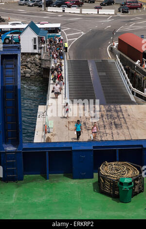 L'embarquement des passagers à pied Interisland ferry dans le port de Picton avant de mettre les voiles pour l'Île du Nord, en Nouvelle-Zélande. Banque D'Images