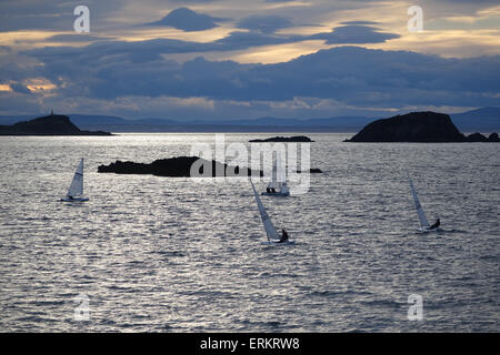 Lumière du soir, dériveurs course à North Berwick Banque D'Images