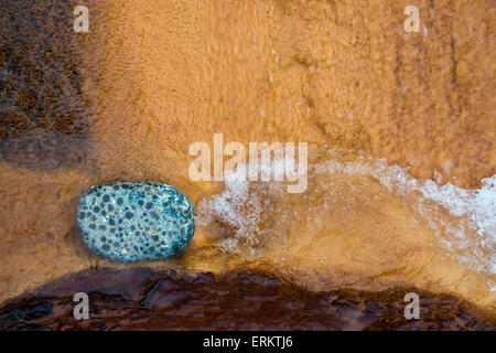 Les strates de grès de plage Spittal et l'eau de mer. Spittal, Weymouth, Dorset, Angleterre Banque D'Images