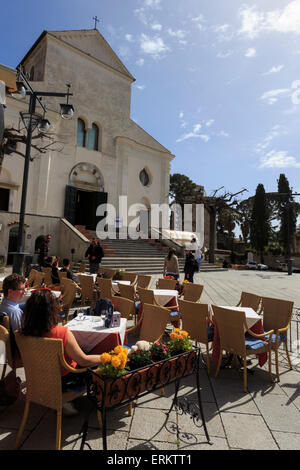 Couple dans le soleil à outdoor cafe table dans la place du Duomo, avec la cathédrale, Ravello, Côte Amalfitaine, Campanie, Italie Banque D'Images