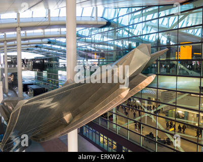 Slipstream sculpture par Richard Wilson, Terminal 2, Heathrow Airport, Heathrow, Londres, Angleterre, Royaume-Uni, Europe Banque D'Images