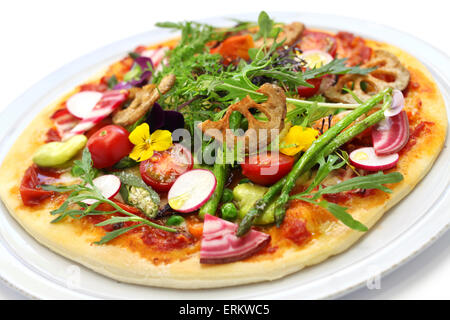 Pizza de légumes sains, la nourriture végétarienne isolé sur fond blanc Banque D'Images