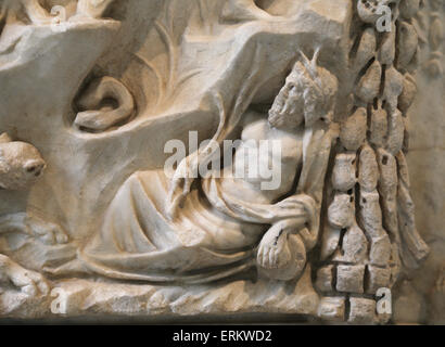 Autel de Mars. Une rivière (dieu du Tibre) est personnifié dans le coin inférieur droit. 1re ch. d'Ostia. Musée National Romain. Rome. Banque D'Images