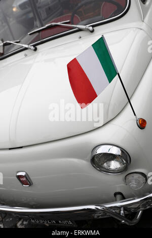 Drapeau Italien sur voiture Fiat 500, Rome, Latium, Italie, Europe Banque D'Images