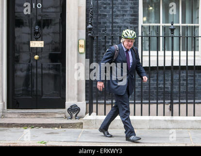 Maire de Londres Boris Johnson,feuilles,numéro 10 Downing Street avec son casque de vélo.Il est député d'Uxbridge et South Ruislip Banque D'Images