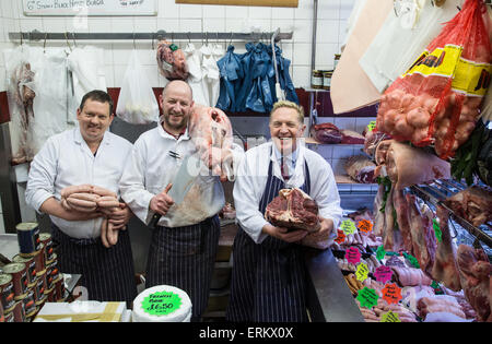 Les bouchers traditionnels classique boutique vendant de la viande fraîche de qualité dans le centre de Londres Banque D'Images