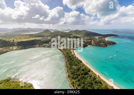 Vue aérienne d'un lagon sur l'île des Caraïbes d'Antigua une fine ligne de sable divise un petit bassin de sel de la mer, à Antigua Banque D'Images