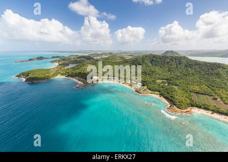 Vue aérienne de la côte accidentée de Antigua pleine de baies et plages bordées par une végétation tropicale dense, Antigua Banque D'Images