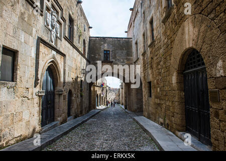 La rue pavée des Chevaliers, la vieille ville médiévale, l'UNESCO, la ville de Rhodes, Rhodes, Dodécanèse, îles Grecques Banque D'Images