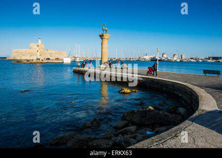 L'ancienne forteresse d'Agios Nikolaos et phare dans le port de Mandraki, la ville de Rhodes, Rhodes, Dodécanèse Banque D'Images