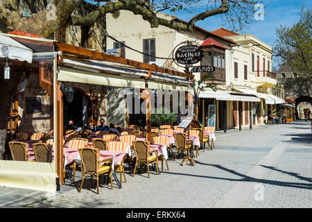 Café de la rue de la vieille ville médiévale, site du patrimoine mondial de l'UNESCO, la ville de Rhodes, Rhodes, Dodécanèse, îles Grecques Banque D'Images