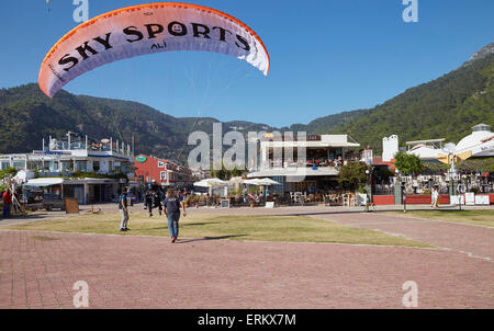 Parachute de Oludeniz, près de Fethiye, Turquie. En venant de débarquer sur la plage. Banque D'Images