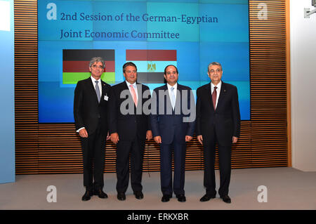 Berlin, Berlin, Allemagne. 3 juin, 2015. (L-R) Siemens Chef Joe Kaeser, le Vice-chancelier allemand, de l'économie et de l'Énergie Ministre Sigmar Gabriel et le président égyptien, Abdel Fattah al-Sisi (personne à R n'est pas identifié) posent au cours de la deuxième session de la Commission mixte économique German-Egyption le 3 juin 2015 à Berlin. Le vice-chancelier allemand, de l'économie et de l'Énergie Ministre Sigmar Gabriel et Abdel Fattah al-Sisi a assisté à la signature de contrats commerciaux au cours de la réunion © Présidence égyptienne/APA/Images/fil ZUMA Alamy Live News Banque D'Images