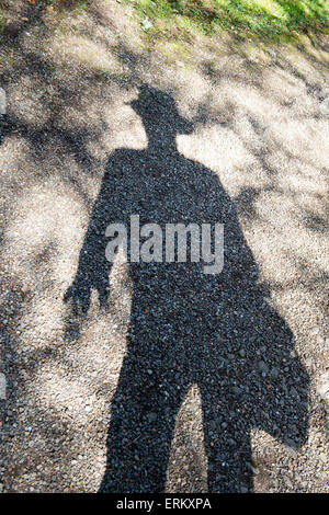 Ombre d'un homme portant un chapeau à large dans la lumière du soleil. UK Banque D'Images