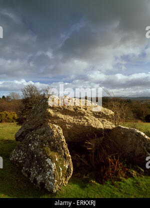 La chambre funéraire de Pant y Saer sépulture néolithique, Benllech, Anglesey : capstone a glissé le sidestone E & W manque : l'avant du tombeau est à N (L) Banque D'Images