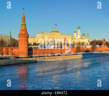 Vue sur le Kremlin de Moscou dans l'hiver de la rivière au coucher du soleil. Banque D'Images