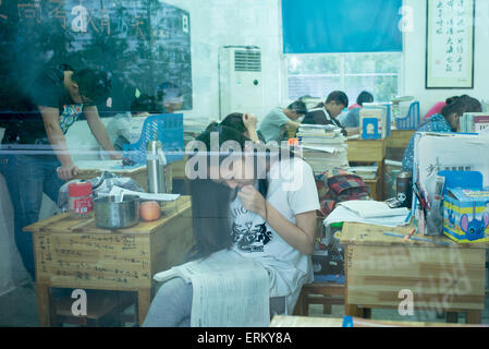 (150604) -- HEFEI, 4 juin 2015 (Xinhua) -- Étudiants livres examen lors d'une pause après la classe à l'École Éducation Wanzhi, une école spéciale pour la deuxième fois une subvention à l'université, à Hefei, capitale de la Province d'Anhui en Chine orientale, le 21 mai 2015. Plus de 1 000 étudiants, qui vont prendre les examens d'entrée collège national pour la deuxième fois, ont été étudiées ici pour une année entière, de répéter le cycle de vie d'étude depuis tôt le matin jusqu'à nuit. Ces candidats à une seconde seulement prendre un jour de congé par mois. China's national college examen d'entrée va se tenir du 7 au 9 juin cette année. (Xinhua/ Banque D'Images