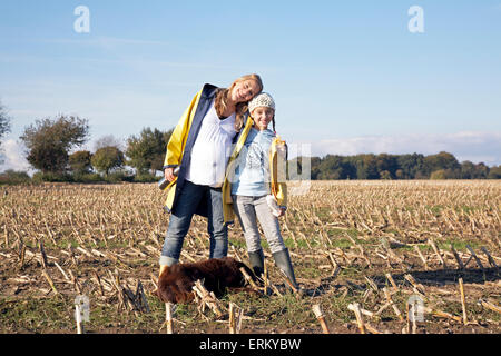 Une femme enceinte et sa fille posent pour une photo dans un champ près de Hambourg, Allemagne. Banque D'Images