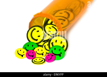 Happy pills spilling out de prescription d'orange bouteille de pilules isolé sur blanc. Banque D'Images