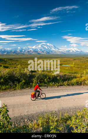 Un homme le cyclotourisme dans le Parc National Denali avec Mt. McKinley dans l'arrière-plan, l'intérieur de l'Alaska, l'été Banque D'Images