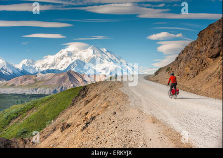 Un homme le cyclotourisme dans le Parc National Denali avec Mt. McKinley dans l'arrière-plan, l'intérieur de l'Alaska, l'été Banque D'Images