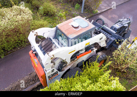 Tranchées Trench digger en préparation de l'installation internet haut débit en fibre en zone résidentielle modèle libération : N° des biens : Non. Banque D'Images