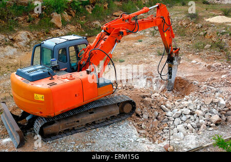 Gros marteau-piqueur hydraulique Smashing Rocks Banque D'Images