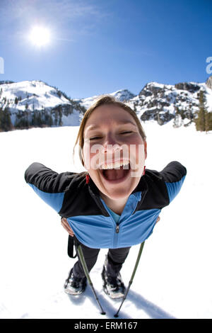 Jeune femme en raquettes à proximité du lac Tahoe, en Californie. Banque D'Images