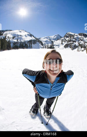 Jeune femme en raquettes à proximité du lac Tahoe, en Californie. Banque D'Images