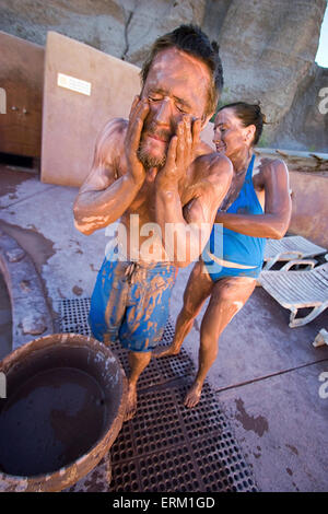 Darcy et Michael Schwerin couvert de boue à Ojo Caliente Sources Minérales, Nouveau Mexique. Banque D'Images