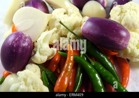 Mélange de légumes colorés prêts pour les cornichons Banque D'Images
