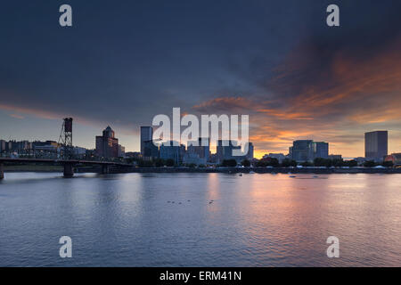 Oregon Portland Downtown Waterfront City Skyline pendant Rose Festival au coucher du soleil Banque D'Images