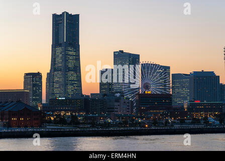 Coucher de soleil sur l'horizon de Yokohama, Japon. Banque D'Images