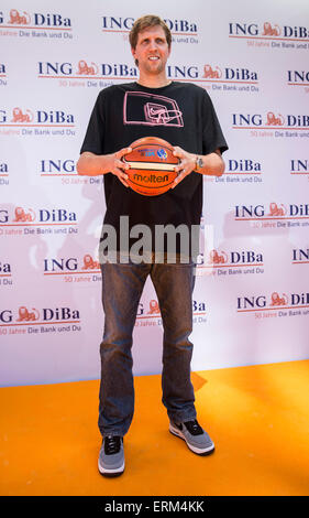 Joueur professionnel de basket-ball Dirk Nowitzki pose au cours d'une conférence de presse à Frankfurt a.M., Allemagne, 04 juin 2015. Le 36-ans Nowitzki revient à l'équipe nationale allemande et va jouer dans le championnat d'Europe en septembre. Photo : Andreas ARNOLD/dpa Banque D'Images