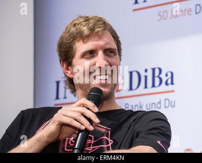 Joueur professionnel de basket-ball Dirk Nowitzki sourit lors d'une conférence de presse à Francfort un.M., Allemagne, 04 juin 2015. Le 36-ans Nowitzki revient à l'équipe nationale allemande et va jouer dans le championnat d'Europe en septembre. Photo : Andreas ARNOLD/dpa Banque D'Images