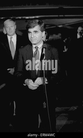 Niles, Illinois. USA 4e octobre 1988 gouverneur du Massachusetts Michael Dukakis arrive à l'aéroport O'Hare pour la campagne stop dans Niles township. Credit : Mark Reinstein Banque D'Images