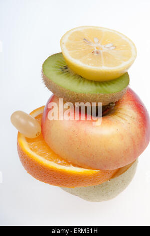Pile de tranches de fruits sur un fond blanc Banque D'Images