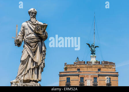 Statue de Saint Paul, debout devant le Castel Sant'Angelo à Rome Banque D'Images