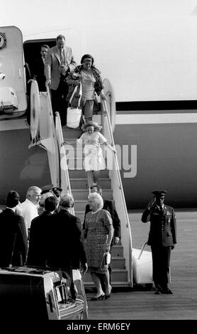 Chicago, Illinois, USA, octobre1988 Deuxième Dame Barbara Bush suivie par le vice-président George H.W.Bush et le gouverneur James Thompson et sa femme Jayne et sa fille Samantha à pied en bas de l'escalier de la "Air Force 2" après l'atterrissage à l'aéroport O'Hare. Credit : Mark Reinstein Banque D'Images