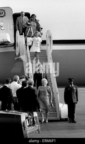 Chicago, Illinois, USA 22 août 1988 Deuxième Dame Barbara Bush suivie par le vice-président George H.W.Bush et le gouverneur James Thompson et sa femme Jayne et sa fille Samantha à pied en bas de l'escalier de la "Air Force 2" après l'atterrissage à l'aéroport O'Hare. Mark Reintein Crédit Banque D'Images