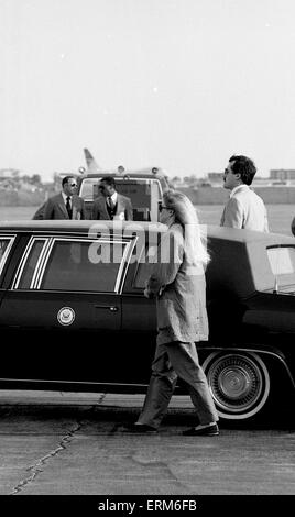 Chicago, Illinois, USA, octobre 1988 Les agents des services secrets entourent la Limousine présidentielle à l'aéroport O'Hare. Banque D'Images