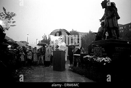 Skokie, Illinois., USA, 17 octobre 1988 Vice-président George H. W. Bush essaie de tirer le meilleur parti d'une campagne électorale s'arrêtent à l'Holocaust Memorial à Skokie, Illinois, mais il est noyé par une pluie diluvienne. Il est rejoint par le gouverneur de l'Illinois, James Thompson, qui est vice-président de la holding umbrella's head pour essayer de le protéger de la pluie. Credit : Mark Reinstein Banque D'Images