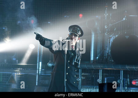 Munich, Allemagne. 06Th Juin, 2015. Alexx Wesselsky, chanteur du groupe industriel Eisbrecher, joue sur la scène dans la couronne de cirque à Munich, Allemagne, 03 juin 2015. La raison est l'enregistrement des premiers Live CD, DVD et Blu-ray avec le titre SCHOCK-LIVE. Photo : FELIX HOERHAGER/dpa/Alamy Live News Banque D'Images