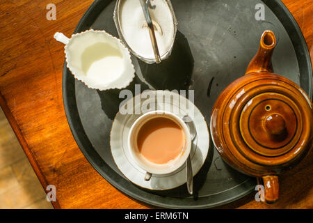 Tea for one. Théière en céramique, tasse, soucoupe, sucrier et pot de lait sur table au Folk Festival 2015, Fishguard, Pembrokeshire, Banque D'Images