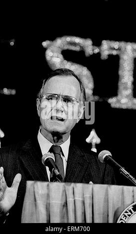 Chicago, Illinois. 8-22-1988 Vice-président George H. W. Bush répond aux anciens combattants des guerres étrangères lors de leur congrès à Chicago Banque D'Images