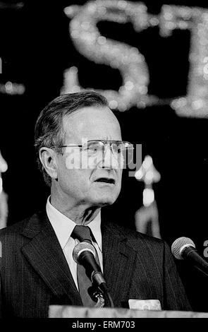 Chicago, Illinois. 8-22-1988 Vice-président George H. W. Bush répond aux anciens combattants des guerres étrangères lors de leur congrès à Chicago Banque D'Images