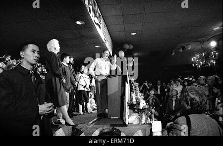 Chicago, Illinois. USA 28 octobre 1988 Vice-président George H. W. Rallye de la campagne Bush à Chicago's 23e ward. Avec lui sont son épouse Barbara et Gouverneur de l'Illinois James Thompson. Banque D'Images