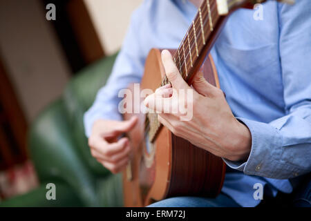 Homme jouant de la guitare acoustique, classique Banque D'Images