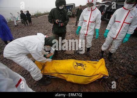 Jianli, Chine. 04 Juin, 2015. Les sauveteurs portent un corps d'un fonds d'aide aux victimes du navire a coulé 'Eastern Star' sur la rive de la rivière Yangtze dans la province de Hubei, du comté de Jianli, centre de la Chine, 4e juin 2015. Il y avait 456 à bord de l'Eastern Star lorsqu'il sombra dans le mauvais temps le 01 juin. 14 personnes ont été secourues en vie après le naufrage. Credit : Panda Eye/Alamy Live News Banque D'Images